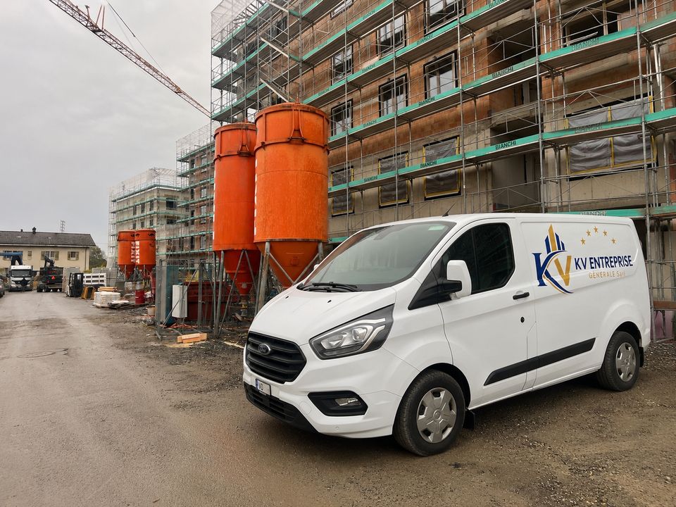 Fourgon KV Entreprise Générale sur un chantier de construction en Suisse romande