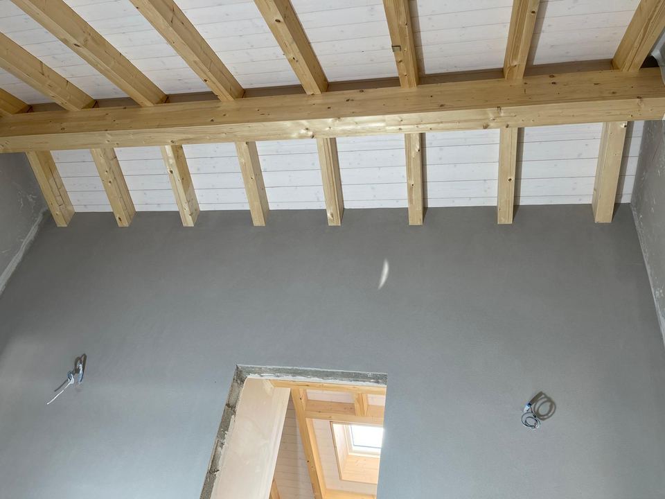 Plafond entre poutres - enduit lissé